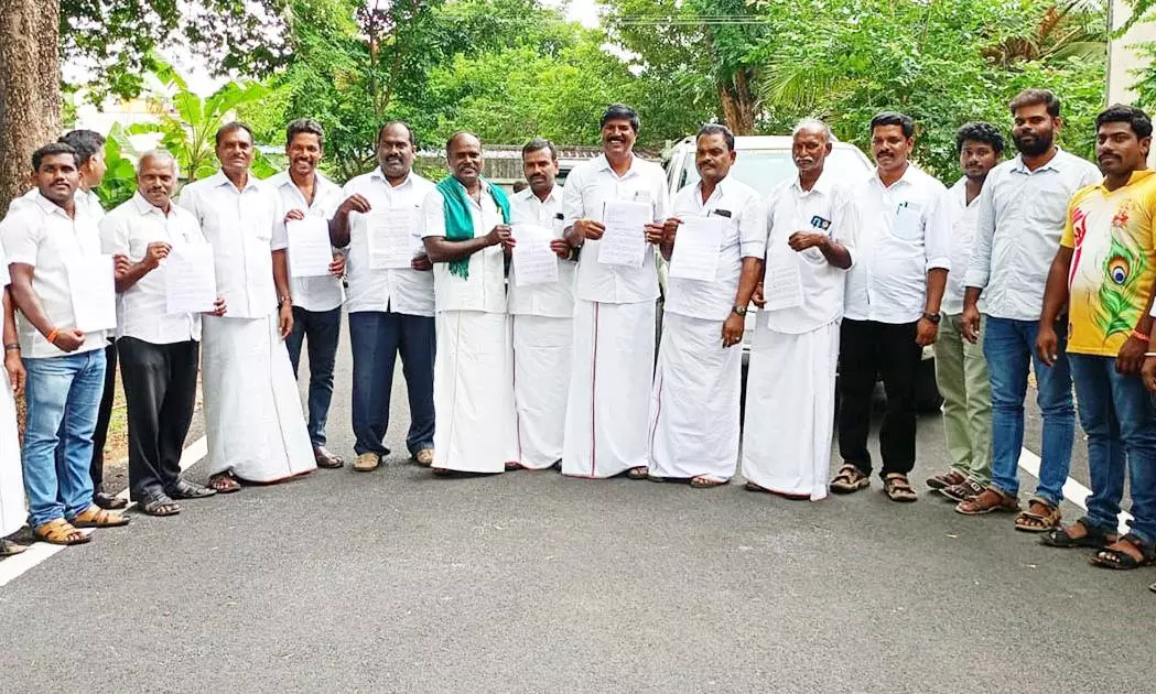 ஒடசல்பட்டி கூட்ரோடு கணவாய் பகுதியில் சாலையை நேராக மாற்றி அமைக்க வேண்டும் ஒடசல்பட்டி கூட்ரோடு கணவாய் பகுதியில் சாலையை நேராக மாற்றி அமைக்க வேண்டும்