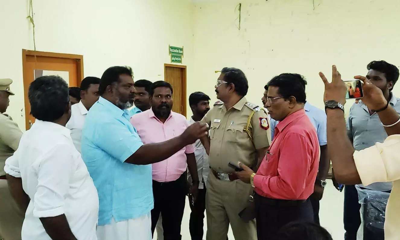 மாணவர்கள் சேர்க்கை கலந்தாய்வை முறையாக நடத்தாததால் அரசியல் கட்சியினர் முற்றுகை மாணவர்கள் சேர்க்கை கலந்தாய்வை முறையாக நடத்தாததால் அரசியல் கட்சியினர் முற்றுகை