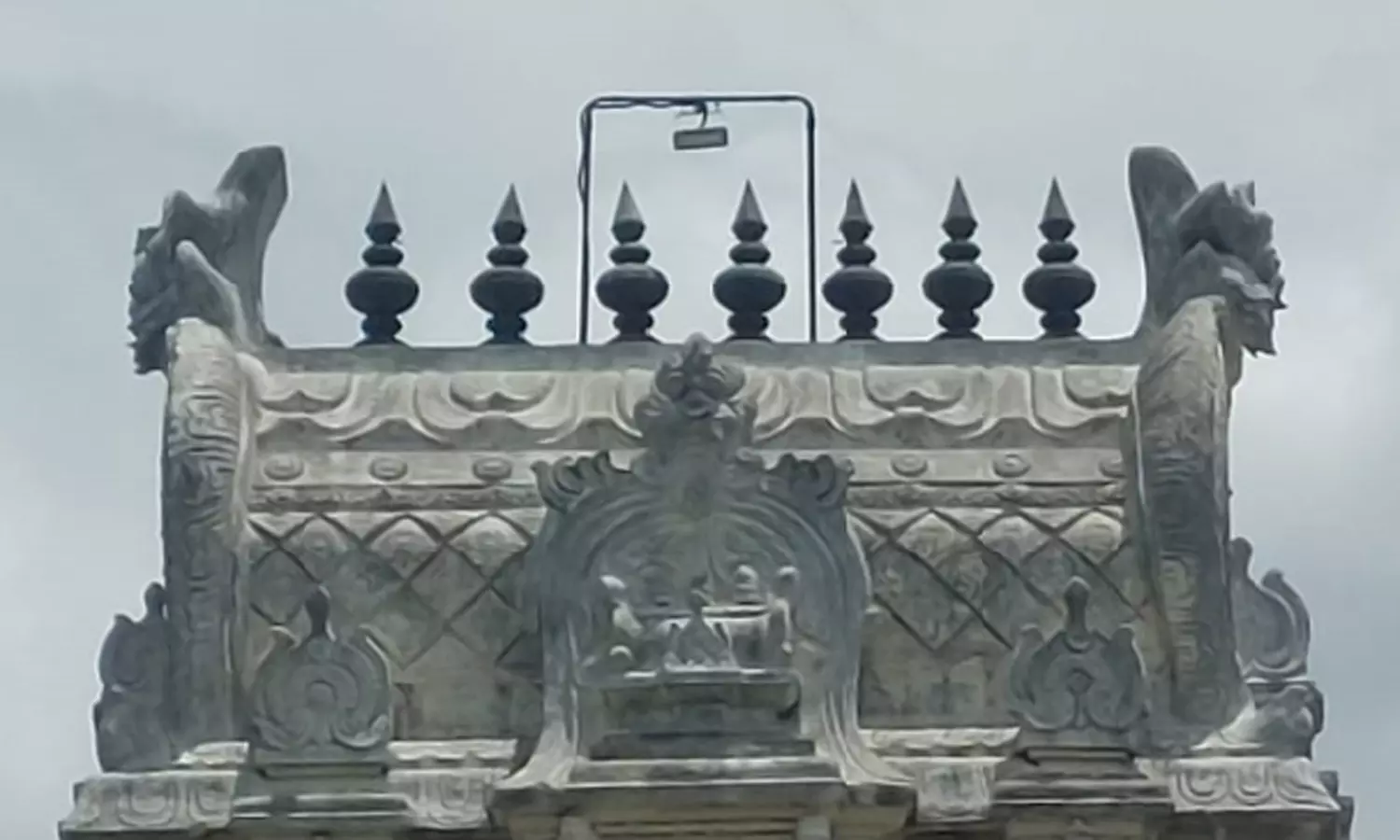 சுந்தர் ராஜா பெருமாள் கோவிலில் கோபுர கலசத்தை திருட முயன்ற 5 பேர் கைது சுந்தர் ராஜா பெருமாள் கோவிலில் கோபுர கலசத்தை திருட முயன்ற 5 பேர் கைது