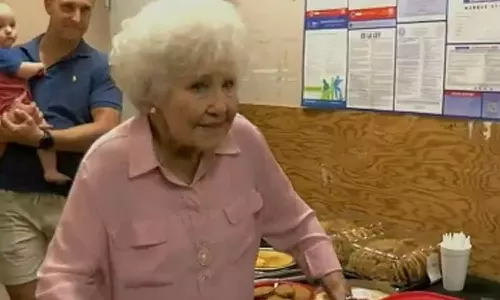 அமெரிக்காவில் 74 ஆண்டுகள் விடுமுறை எடுக்காமல் வேலைக்கு சென்ற 90 வயது மூதாட்டி