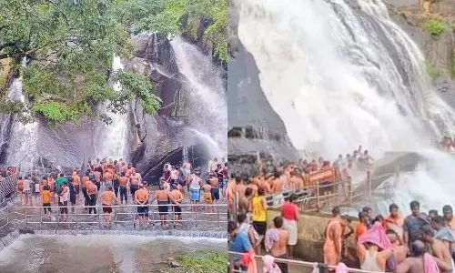 குற்றால அருவிகளில் ஆர்ப்பரித்து கொட்டும் தண்ணீர்- சுற்றுலா பயணிகள் கூட்டம் அலைமோதல்