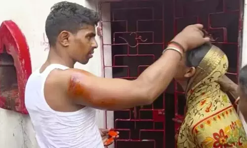 கள்ளக்காதலனுக்கு மனைவியை திருமணம் செய்து வைத்து ஆசி வழங்கிய கணவன்