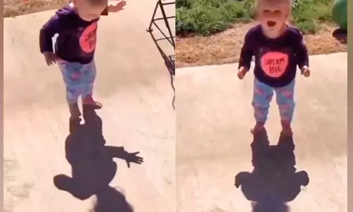 நிழலை பார்த்து அழுத குழந்தை...