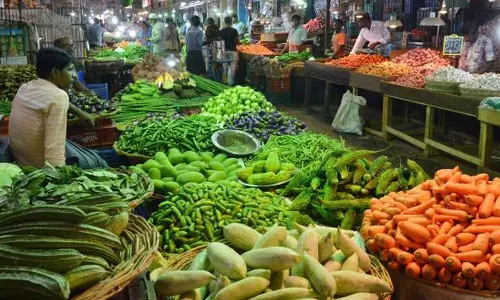 தக்காளி ரூ.140, இஞ்சி ரூ.280: காய்கறிகள் விலை ஏற்றத்தால் கீரைக்கு மாறும் பெண்கள்