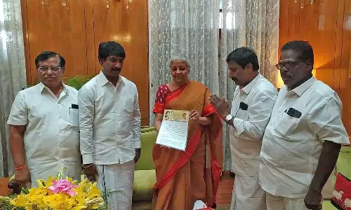 கடன் தொகையை முழுமையாக தள்ளுபடி செய்ய வேண்டும்