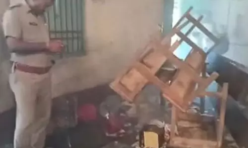 மேற்கு வங்காளத்தில் பஞ்சாயத்து தேர்தலில் பயங்கர வன்முறை: 9 பேர் பலி- வாக்குச்சாவடிக்கு தீ வைப்பு