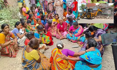 அனகாபுத்தூரில் 200 ஆக்கிரமிப்பு வீடுகளை இடிக்க முயன்ற அதிகாரிகள்- பெண்கள் போராட்டம்