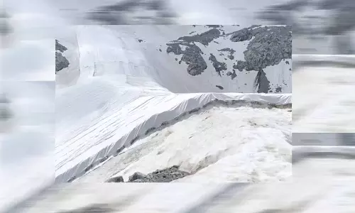 குளிருக்கு மட்டும் போர்வைகளல்ல...! பனிப் பாறைகளுக்கும்தான்...! உருகுவதை தடுக்க சீனாவில் புதிய முயற்சி