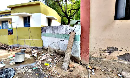 அரசு பள்ளியில் சுற்றுச்சுவர் இடிந்து விழும் அபாயம்