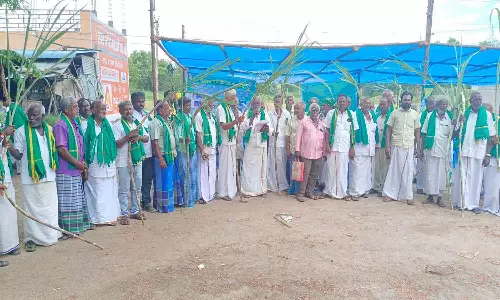 விவசாயிகள் 4-வது நாளாக காத்திருப்பு போராட்டம்