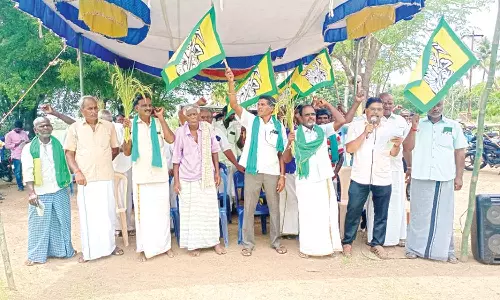 விவசாயிகள் காத்திருப்பு போராட்டம்