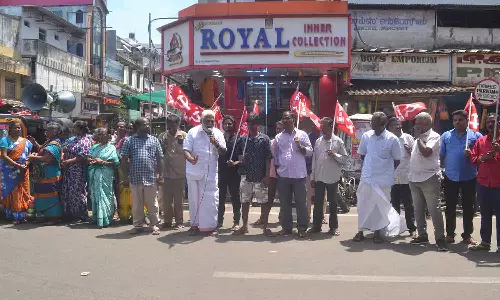 கட்டுமான பணிகளை படிப்படியாக செய்ய கோரி ஆர்ப்பாட்டம்