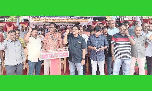 கல்லூரி பேராசிரியர்கள் உண்ணாவிரத போராட்டம்