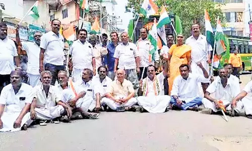 தூத்துக்குடியில் காங்கிரசார் சாலை மறியல் போராட்டம்