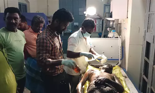 பரமத்திவேலூர் பஸ் நிலையத்தில் பரபரப்புகொதிக்கும் எண்ணையை ஊற்றி தொழிலாளி தற்கொலை முயற்சி