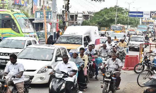 சத்தி ரோட்டில் போக்குவரத்து நெரிசல்