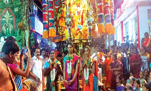 கூத்தாண்டவர் கோவில் திருவிழாவில் தாலி கட்டிக்கொண்ட திருநங்கைகள்