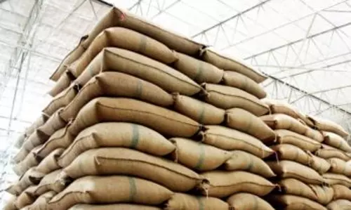 பழமையான வேளாண் கிடங்கு கட்டிடத்தை இடித்து அகற்ற வேண்டும்