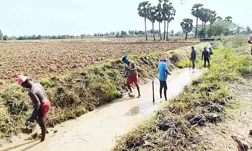 சொந்த நிதியில் கால்வாயை தூர் வாரும் விவசாயிகள்