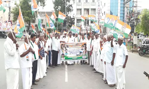 திருச்செங்கோட்டில் காங்கிரஸ் கட்சியினர் ஆர்ப்பாட்டம்
