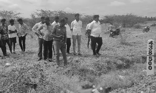 திருப்பூரில் ரெயிலில் அடிபட்டு இறந்த வாலிபரின் கையை கவ்விச்சென்ற நாய்கள்- பரபரப்பு