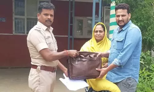 வாடிக்கையாளர் தவறவிட்ட கை பையை போலீஸ் நிலையத்தில் ஒப்படைத்த பேக்கரி பணியாளர்