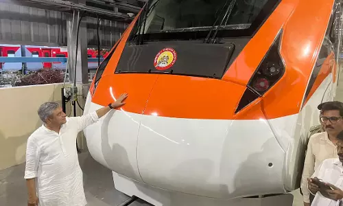 வந்தே பாரத் ரெயிலின் புதிய வண்ணம் தேசியக் கொடியால் ஈர்க்கப்பட்டது- ரெயில்வே அமைச்சர்