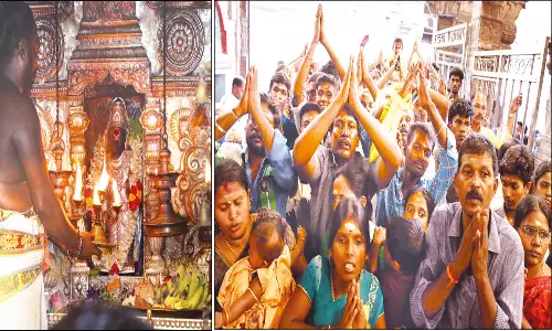 திருநள்ளாறு சனீஸ்வரர் கோவிலில் குவிந்த பக்தர்கள்: நீண்ட வரிசையில் நின்று சாமி தரிசனம்