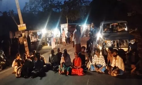 லாரி மோதி மின்கம்பம் சேதம்: பொதுமக்கள் சாலை மறியலால் போக்குவரத்து பாதிப்பு