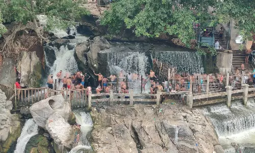 விடுமுறை என்பதால் ஒகேனக்கலில் குவிந்த சுற்றுலா பயணிகள்