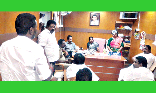 கடை வழங்க முன்னுரிமை கேட்டு வியாபாரிகள் வெளிநடப்பு