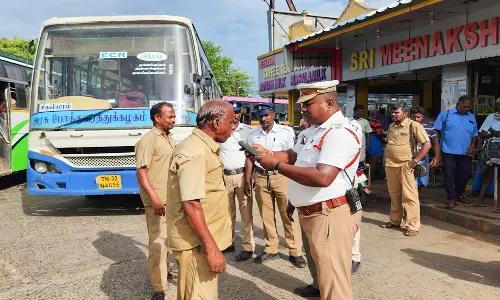 கடலூர் பஸ் நிலையத்தில் பஸ்டிரைவர்களிடம் போக்குவரத்து  போலீசார் அதிரடி சோதனை