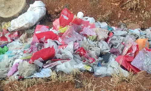 திருப்பூர் அருகே மூட்டை, மூட்டையாக கொட்டப்பட்ட மருத்துவ கழிவுகள்- பொதுமக்கள் அதிர்ச்சி