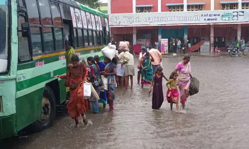 திட்டக்குடி பஸ் நிலையத்தில் தேங்கி நிற்கும் மழைநீருடன் கலக்கும் சாக்கடை நீர்: பொதுமக்கள் அவதி