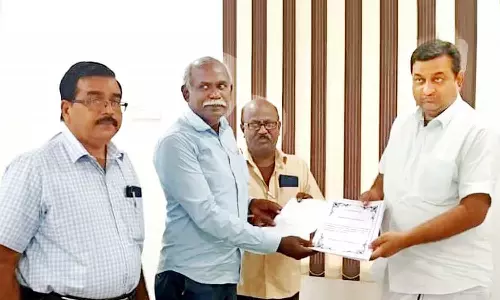 உடுமலை தேர் வீதிகளில் புதைவடக்கம்பிகள் அமைத்து  கொடுக்க வேண்டும். - சுற்றுலா துறை அதிகாரிகளிடம் நகர்மன்ற தலைவர் மனு