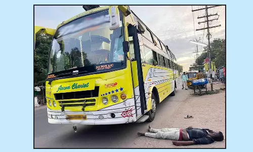 ஓடும் பஸ்சில் மயங்கி விழுந்து வாலிபர் சாவு