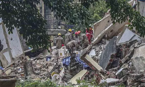 பிரேசில் நாட்டில் அடுக்குமாடி குடியிருப்பு இடிந்து விழுந்தது: 11 பேர் பலி