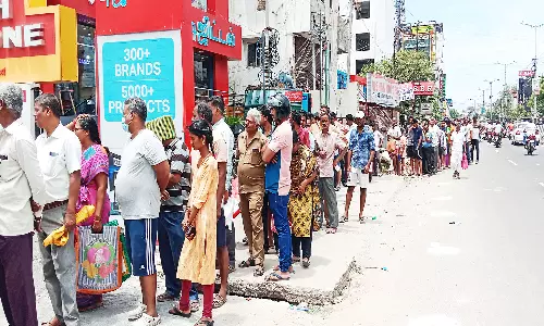 1 வாங்கினால் 1 இலவச பிரியாணி வாங்க அலைமோதிய கூட்டம்