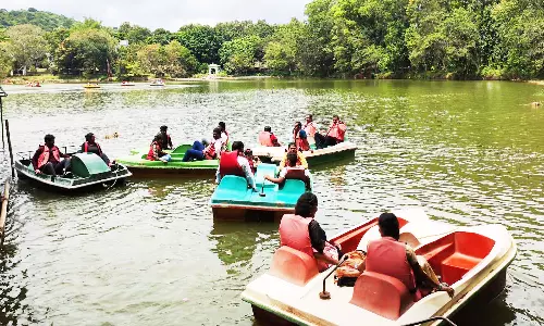 ஏலகிரி மலையில் சுற்றுலா பயணிகள் குவிந்தனர்