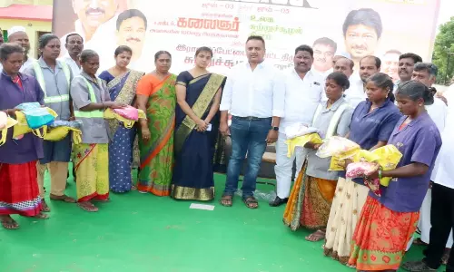 பேரூராட்சி தூய்மை பணியாளர்களுக்கு நலத்திட்ட உதவி