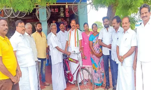 களக்காடு அருகே சிறு வியாபாரிக்கு புதிய சைக்கிள்- ரூபி மனோகரன் எம்.எல்.ஏ. வழங்கினார்