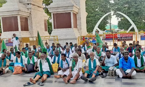 மேகதாது அணை கட்டுவதற்கு எதிர்ப்பு: அண்ணா நினைவிடம் முன்பு விவசாயிகள் போராட்டம்- அய்யாக்கண்ணு உள்பட 90 பேர் கைது