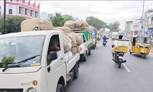 ஒழுங்குமுறை விற்பனை கூடம் திறக்க தாமதம்; சாலையில் அணிவகுத்து நின்ற வாகனங்கள்