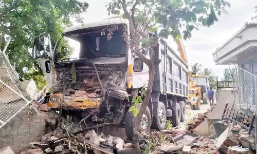 வெள்ளகோவில் அருகே நூல் மில் சுற்றுச்சுவர் மீது லாரி மோதி விபத்து