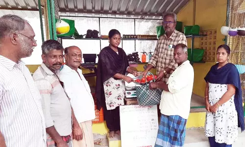 தஞ்சை உழவர் சந்தையில் குறைந்த விலையில் தக்காளி விற்பனை