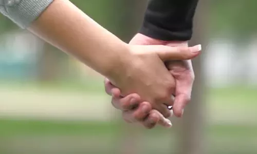 காதல் திருமணம் செய்ததால் ஆத்திரம்: போலீஸ் நிலையத்தில் மகளை அடிக்க பாய்ந்த தாய்