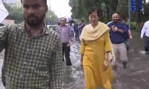 கனமழை எதிரொலி - டெல்லியில் நாளை பள்ளிகளுக்கு விடுமுறை