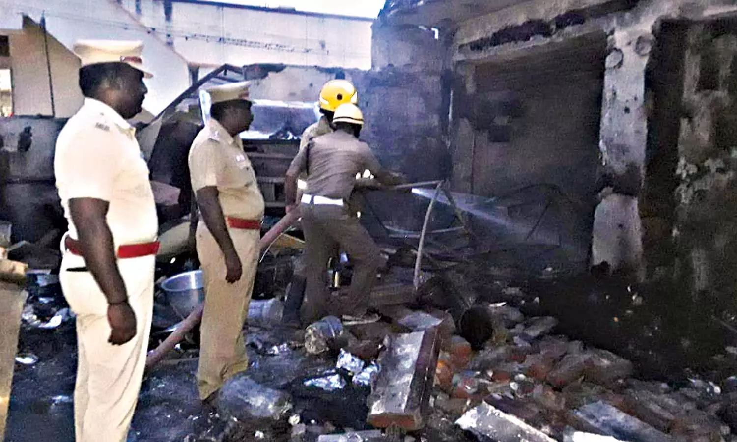 காரைக்குடியில் பேக்கரி கடையில் பயங்கர தீ விபத்து- ரூ.40 லட்சம் பொருட்கள் சேதம் காரைக்குடியில் பேக்கரி கடையில் பயங்கர தீ விபத்து- ரூ.40 லட்சம் பொருட்கள் சேதம்