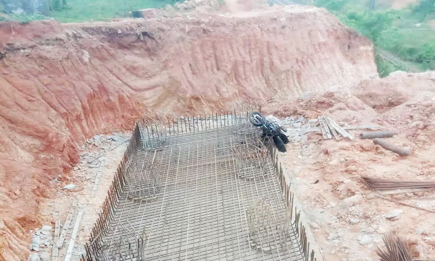 ரெயில்வே மேம்பால பணி நடைபெறும் பகுதியில் மோட்டார் சைக்கிளில் சென்ற வாலிபர் படுகாயம்