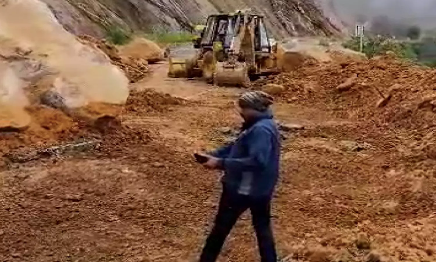 போடிமெட்டு அருகே கேப் ரோட்டில் மண்சரிவை சீரமைக்கும் பணியில் அதிகாரிகள்